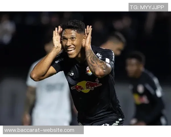 巴甲门将开球失误被对手偷袭瞬间引发全场哄笑